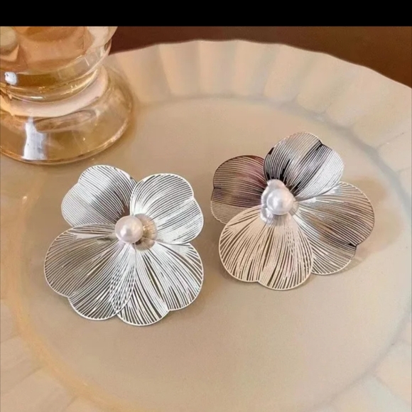 Earring - Picture 3 of 5